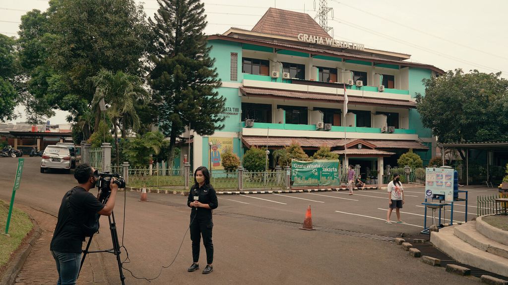 Wartawan televisi melaporkan aktivitas pasien Covid-19 yang menjalani isolasi mandiri di Graha Wisata Taman Mini Indonesia Indah (TMII), Jakarta Timur, Sabtu (12/2/2022).  