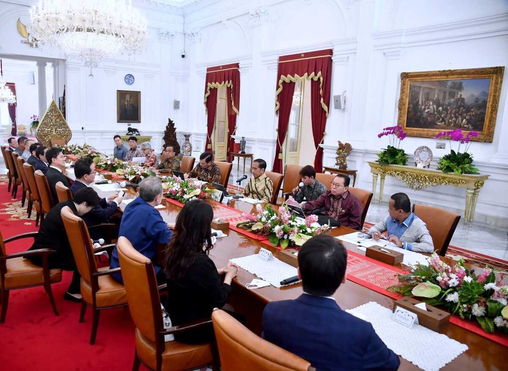 Presiden Joko Widodo menerima delegasi Korea Selatan di Istana Merdeka, Jakarta, Senin (15/5/2023). Pemerintah Indonesia dan Korea Selatan bersepakat meningkatkan dan melanjutkan hubungan diplomatik kedua negara yang akan mencapai 50 tahun.