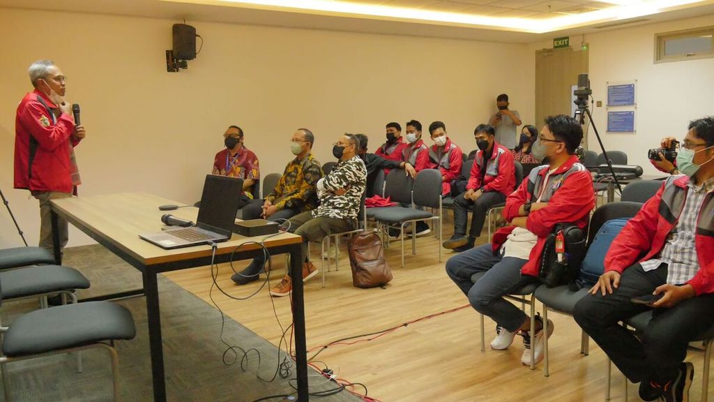 Pimpinan rombongan Universitas Hasanuddin M Iqbal Sultan (kiri) menjelaskan misi studi banding di Kampus Universitas Mulitimedia Nusantara (UMN), Gading Serpong, Rabu (13/4/2022).