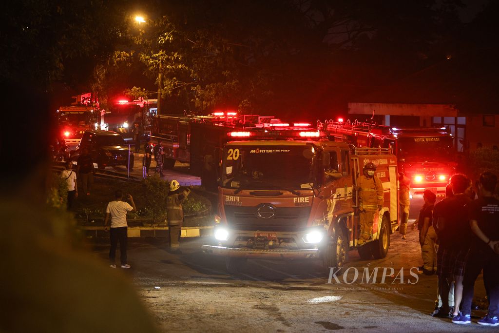 Mobil pemadam kebakaran memasuki area ledakan Gudang Amunisi Daerah (Gudmurah) Kodam Jayakarta di Ciangsana, Kabupaten Bogor, Jawa Barat, Minggu (31/3/2024).