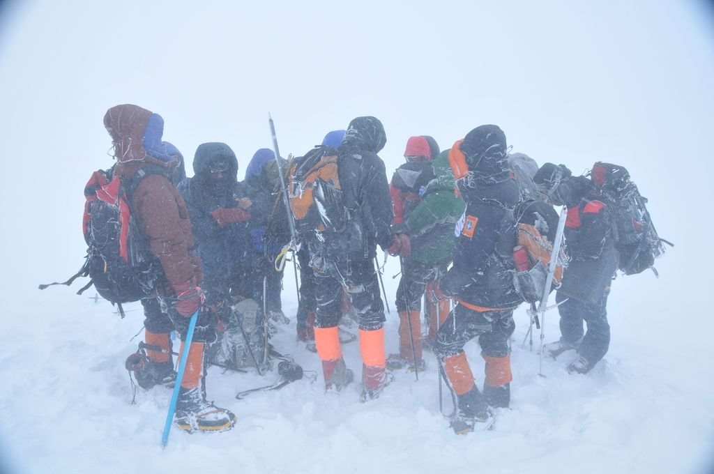Pendakian pertama menuju puncak Gunung Elbrus di Rusia pada 17 Agustus 2010 oleh Tim Ekspedisi Tujuh Puncak Dunia Wanadri. Upaya mencapai puncak terhalang badai salju sehingga tim memutuskan untuk turun dari lokasi terakhir, yakni sadel, percabangan jalur menuju puncak barat dan puncak timur.