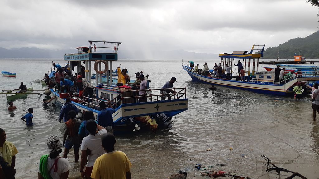 Suasana di tempat pendaratan ikan Desa Eri, Kecamatan Nusaniwe, Kota Ambon, Maluku, pada Kamis (30/7/2020) pagi.  