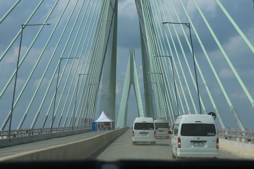 Presiden Joko Widodo meninjau Jembatan Pulau Balang sembari mengecek pembangunan ruas Tol Balikpapan-Ibu Kota Nusantara segmen 3B, Rabu (1/11/2023). Jalur ini memperpendek waktu tempuh perjalanan Balikpapan-IKN dari 2 jam menjadi 50 menit.