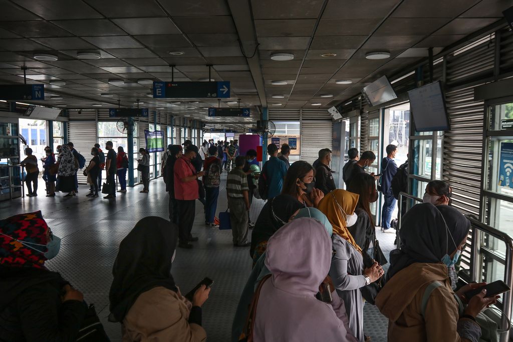 Antrean penumpang di Halte Harmoni, Jakarta Pusat, Kamis (2/3/2023). 