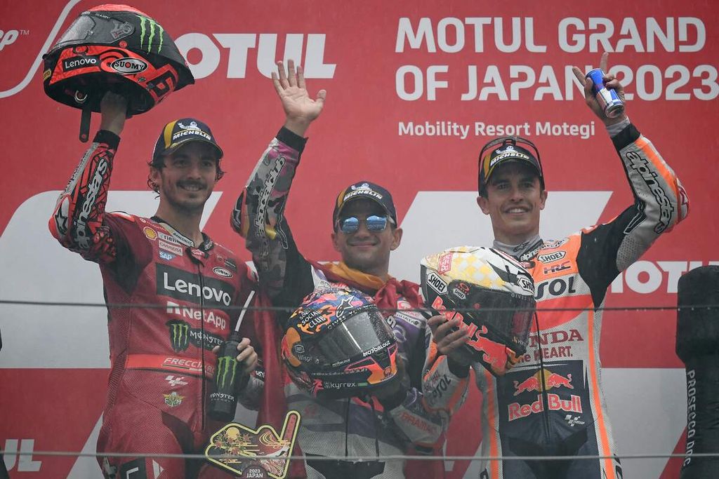 Pebalap Prima Pramac Racing, Jorge Martin (tengah); pebalap Ducati, Francesco Bagnaia (kiri); dan pebalap Honda, Marc Marquez, berada di podium pemenang balap MotoGP seri Jepang di Motegi, Minggu (1/10/2023).