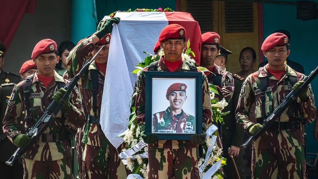 Ilustrasi. Prajurit Kopassus memanggul peti berisi jenazah rekannya, Sertu Anumerta Siswanto Bayu Aji, yang akan dimakamkan di Taman Makam Pahlawan Kusuma Bhakti, Grobogan, Jawa Tengah, Sabtu (9/3/2019). 