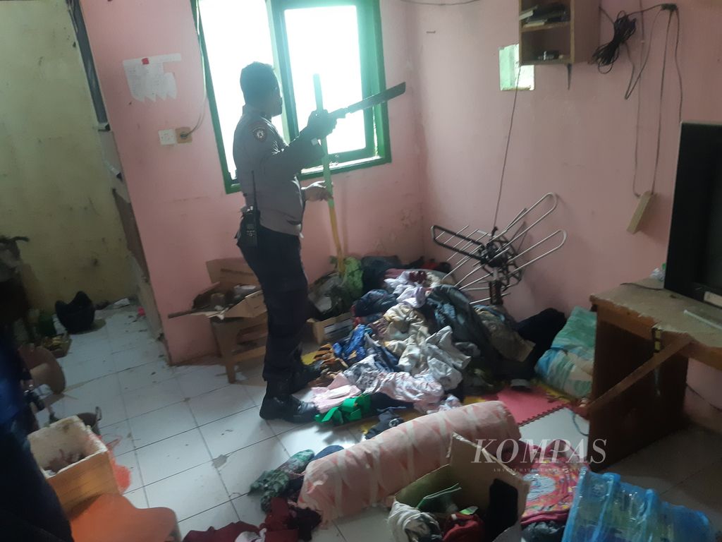 Petugas mencari ular di rumah Jumadi di lingkungan Sekolah Dasar Negeri Karyamulya II, Kota Cirebon, Jawa Barat, Selasa (25/4/2023). Penjaga sekolah itu diduga tewas setelah digigit ular.