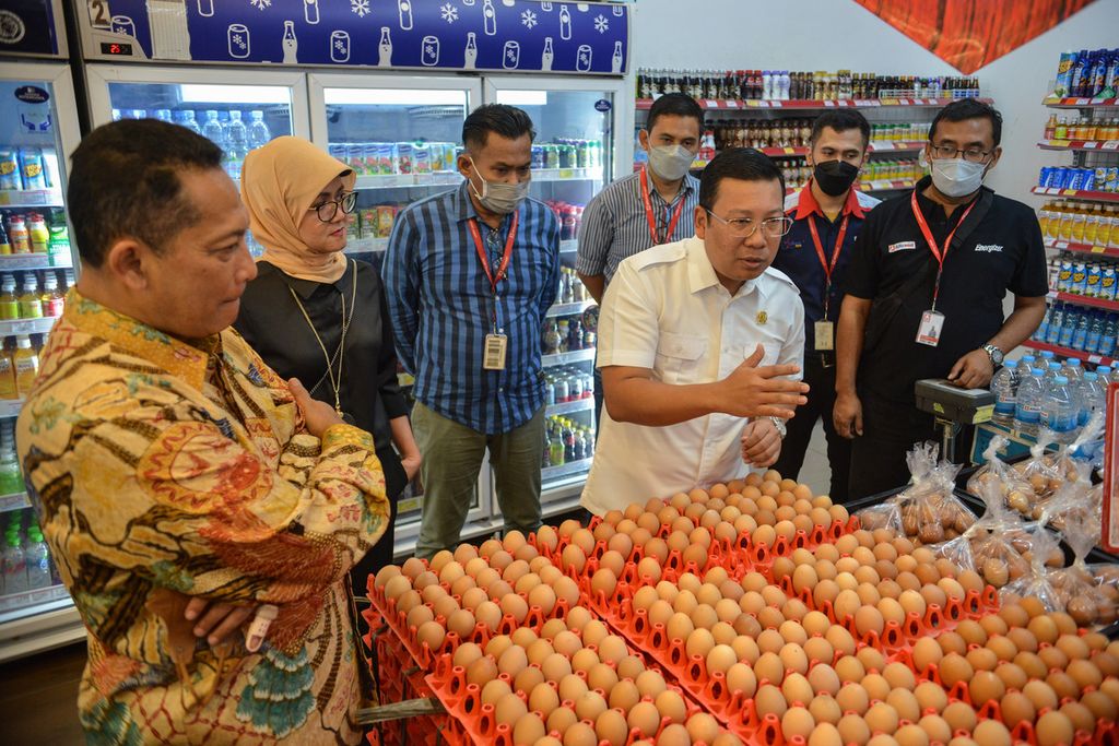 Kepala Badan Pangan Nasional Arief Prasetyo Adi (ketiga dari kanan) menjelaskan ketersediaan telur untuk masyarakat jelang Lebaran 2023 di salah satu retail modern di kawasan Jalan Bangka Raya, Kecamatan Mampang Prapatan, Jakarta Selatan, Jumat (14/4/2023). 