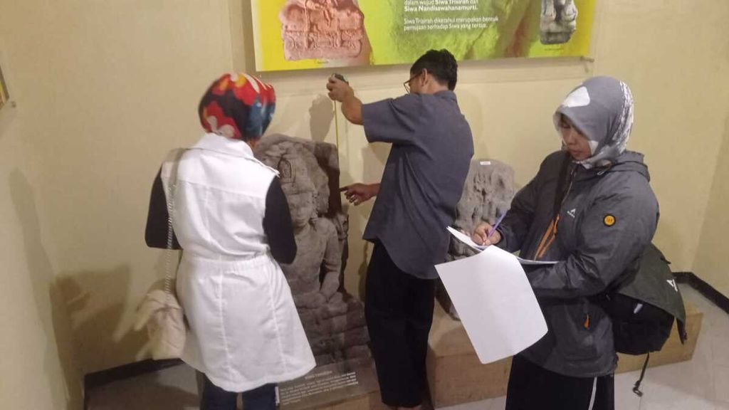 Tim Ahli Cagar Budaya (TACB) Kabupaten Banjarnegara sedang mengkaji dan mengukur arca Siwa Trisirah di Museum Kailasa, Dieng, Banjarnegara, Jawa Tengah, Sabtu (17/2/2024).