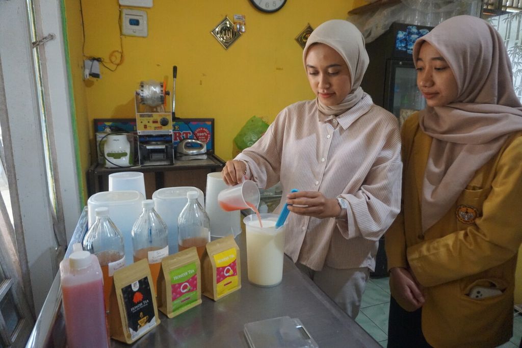 Mahasiswi Universitas Jenderal Soedirman mencampur ekstrak bunga kecombrang untuk perisa alami yogurt, di Purwokerto, Banyumas, Jawa Tengah, Jumat (8/9/2023).