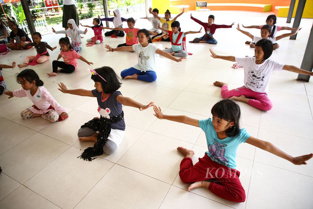 Anak-anak berlatih tari tradisional di Ruang Publik Terpadu Ramah Anak (RPTRA) Nusantara, Pesanggrahan, Jakarta Selatan, Senin (9/3/2020). Latihan menari di lingkungan rumah ini menjadi kegiatan positif bagi anak di luar jam sekolah. Para orangtua antusias mendampingi anak-anak mereka mengikuti latihan tari secara gratis ini.