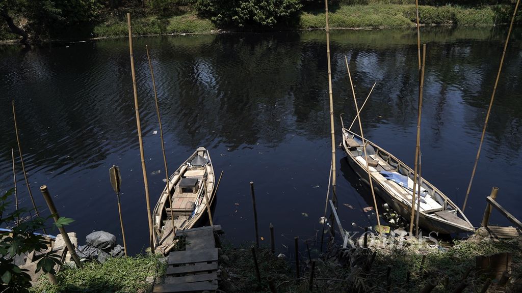 Perahu nelayan ditambatkan di pinggir Sungai Bekasi yang berwarna hitam pekat di Pekayon Jaya, Kota Bekasi, Rabu (21/8/2019). Sejak sebulan terakhir, air Sungai Bekasi berwarna hitam pekat dan mengeluarkan bau tak sedap. Sungai Bekasi diperkirakan tercemar limbah domestik dan limbah industri. 