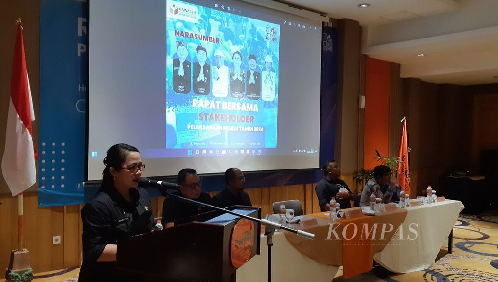Ketua Bawaslu Provinsi Bali Ketut Ariyani (kiri) dalam kegiatan rapat bersama stakeholder pelaksanaan Pemilu  2024 yang diselenggarakan Bawaslu Provinsi Bali di Kuta, Badung, Jumat (9/9/2022). 