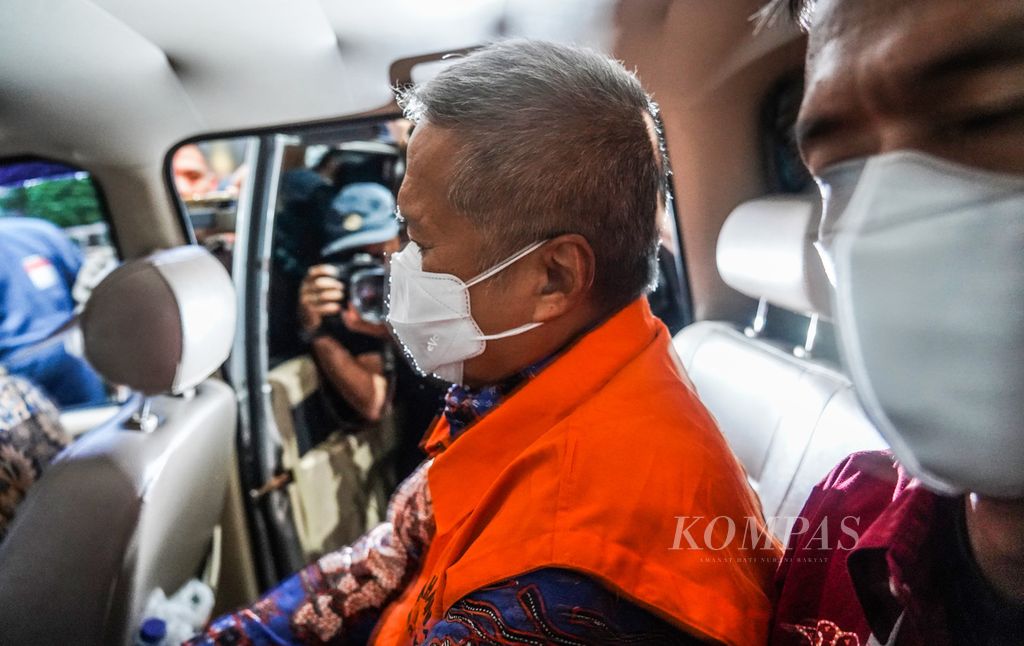 Supreme Court Justice Sudrajad Dimyati has been wearing an orange vest and put in a prisoner's car after undergoing an examination at the Corruption Eradication Commission (KPK), Jakarta, on Friday (23/9/2022).