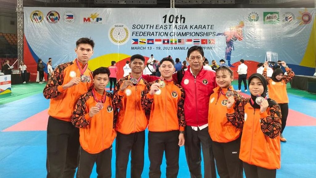 Beberapa atlet karate Indonesia berfoto bersama setelah mendapatkan medali pada Kejuaraan Federasi Karate Asia Tenggara atau SEAKF ke-10 di Manila, Filipina, Minggu (19/3/2023).