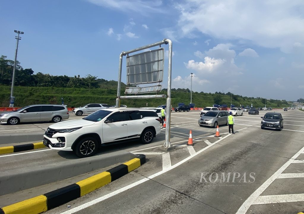Pemudik yang akan kembali ke arah Jakarta melintas di depan Gerbang Tol Kalikangkung, Semarang, Jawa Tengah, Jumat (6/5/2022). 