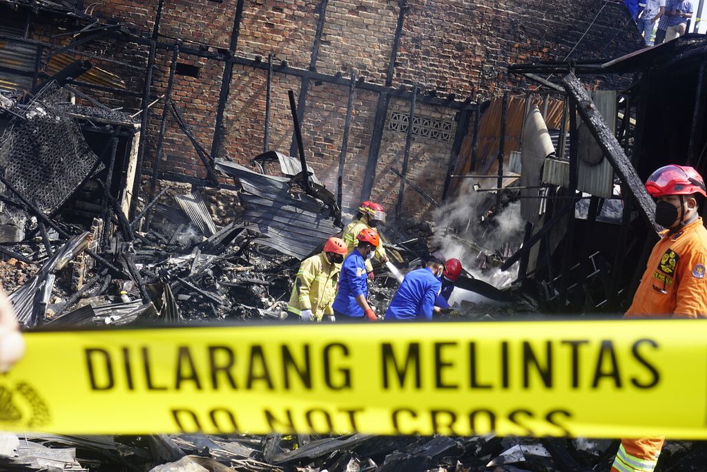 Tim BPBD Kota Balikpapan mencari korban kebakaran di Kelurahan Muara Rapak, Kecamatan Balikpapan Utara, Kalimantan Timur, Selasa (8/3/2022). Kebakaran terjadi sekitar pukul 03.00 Wita, empat orang meninggal dunia dalam kejadian ini.