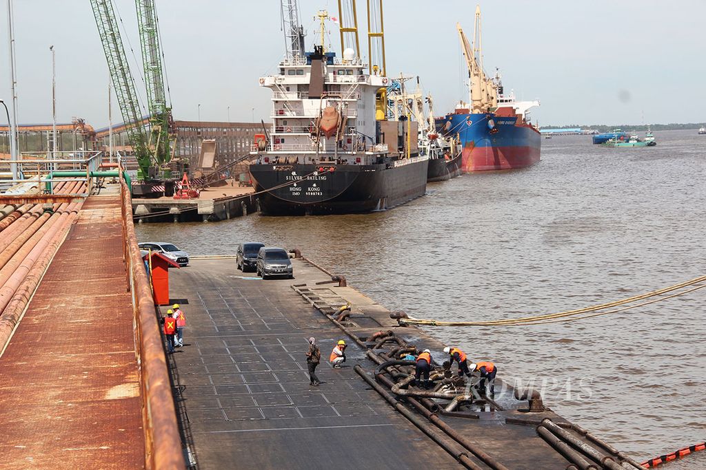 Pelabuhan Dumai semakin strategis di Sumatera dan Indonesia.. Dumai merupakan pelabuhan ekspor CPO di Indonesia.