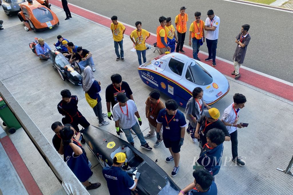 Para tim menunggu giliran untuk proses inspeksi mobil rancangan mereka yang akan berkompetisi pada Shell Eco-marathon Asia 2023 Mandalika di Sirkuit Internasional Jalan Raya Pertamina Mandalika, Pujut, Lombok Tengah, Nusa Tenggara Barat, Rabu (5/7/2023).