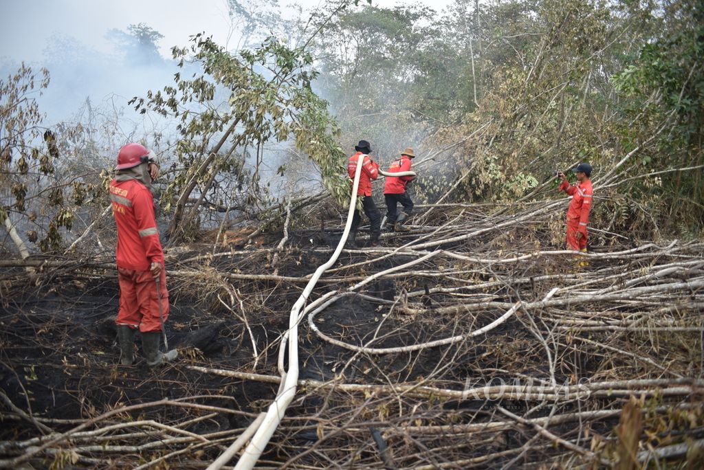 Proses pemadaman kebakaran lahan gambut seluas 3,2 hektar di kawasan Desa Palem Raya, Kecamatan Indralaya Utara, Kabupaten Ogan Ilir, Sumatera Selatan, Rabu (25/10/2023). 