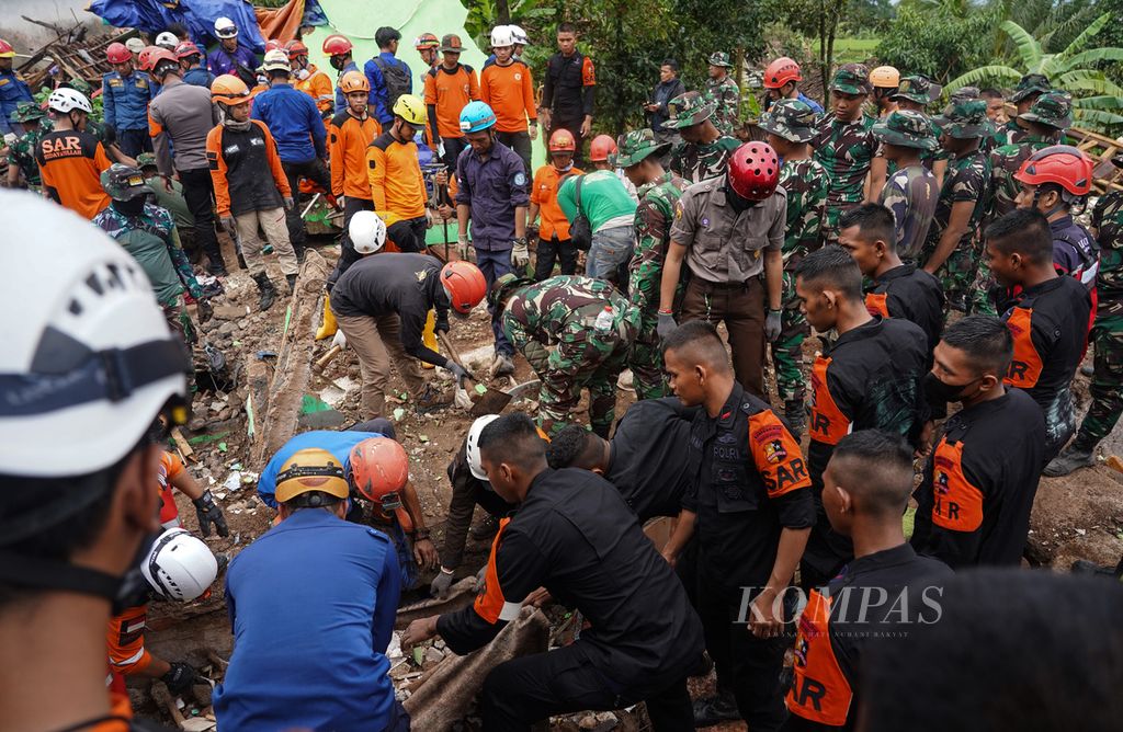 Situasi pencarian korban Endah, warga Kampung Rawacina, Nagrak, Kecamatan Cianjur, Kabupaten Cianjur, Jawa Barat, yang tertimbun rereuntuhan rumahnya akibat gempa, Rabu (23/11/2022). 