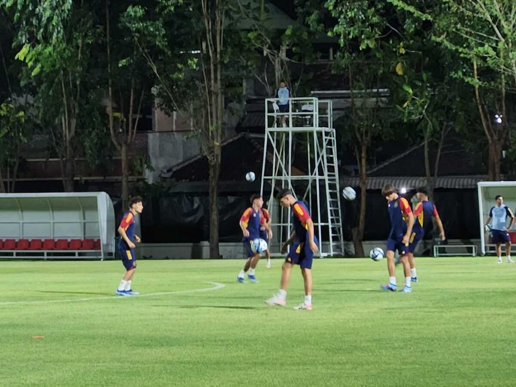Suasana latihan tim Espanyol U-17 sebelum sebelum perdana laga perdana Piala Dunia U-17 di Lapangan Banyuyanyar, Kota Surakarta, Jawa Tengah, Kamis (11/9/2023).  Permainan Dominon Tengan Gaya Umpan Pendek Dari Kaki K Kaki Djanjikan Tim Perjuluk "La Rozita" Es.