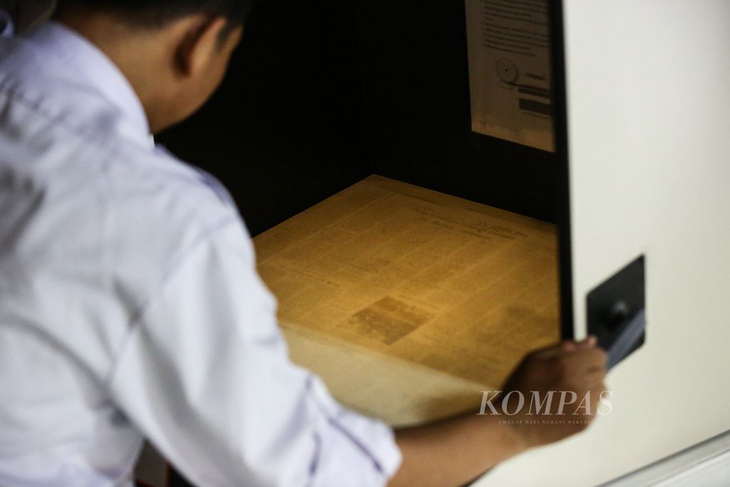 Petugas memeriksa koleksi surat kabar lama yang telah direproduksi ke dalam mikrofilm di Layanan Audio Visual Perpustakaan Nasional, Jakarta Pusat, Selasa (14/1/2020). 