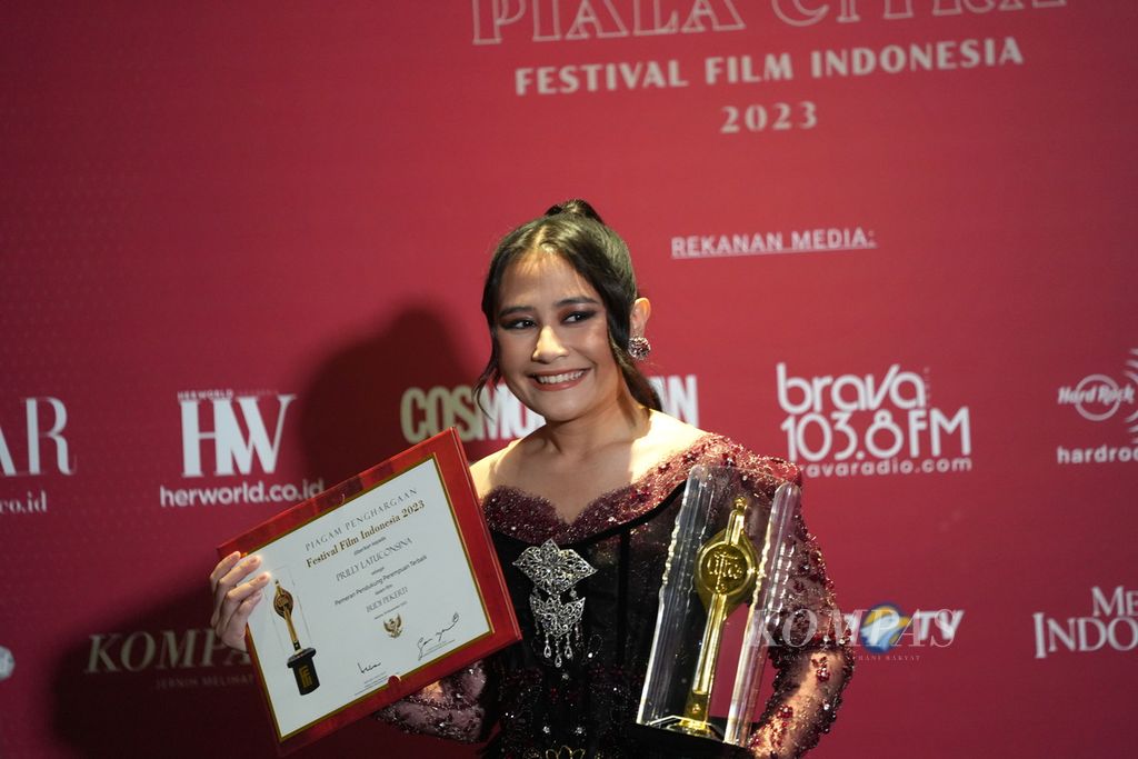 Prilly Latuconsina meraih Piala Citra Festival Film Indonesia 2023 kategori Pemeran Pendukung Perempuan Terbaik dalam film <i>Budi Pekerti </i>di Ciputra Artpreneur, Jakarta Selatan, Selasa (14/11/2023). 