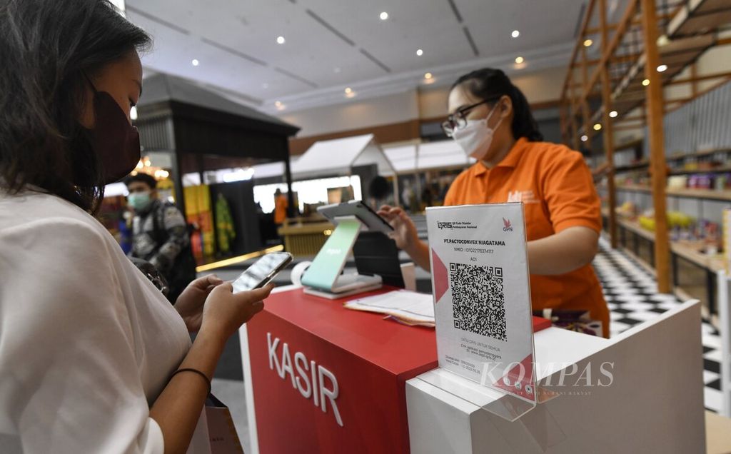 Cashiers serve digital payments through QRIS (Quick Response Code Indonesian Standard) at the Karya Kreatif Indonesia 2022 exhibition at the Jakarta Convention Center (JCC), Jakarta, Thursday (26/5/2022).
