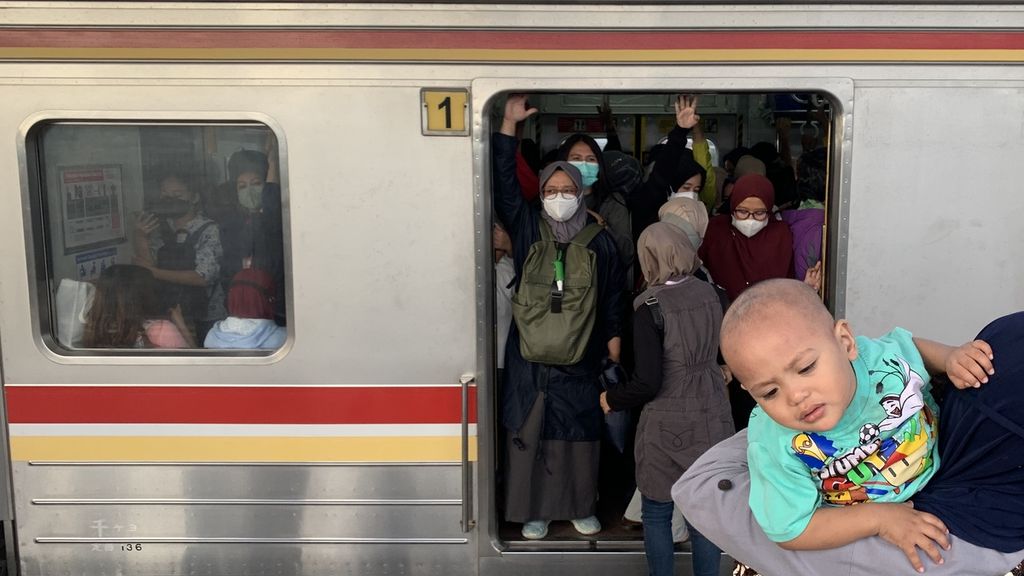 Kepadatan penumpang di Stasiun Transit Manggarai, Jakarta Selatan, saat jam sibuk, Rabu (12/4/2023) sore. 
