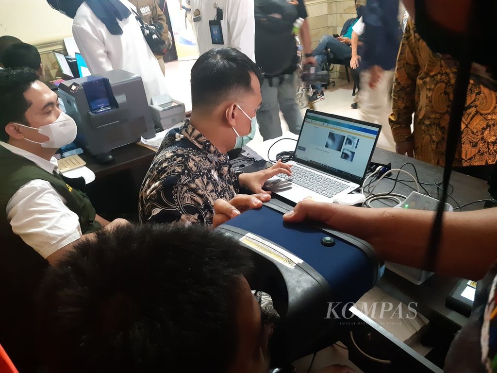 Petugas sedang memasangkan alat rekam kepada penyandang disabilitas untuk pembuatan KTP elektronik di Kantor Kependudukan dan Pencaatatan Sipil Sumatera Selatan, Rabu (22/6/2022). Perekaman pada penyandang disabilitas menjadi prioritas pemerintah agar mereka mendapatkan sejumlah fasilitas, seperti bantuan sosial.