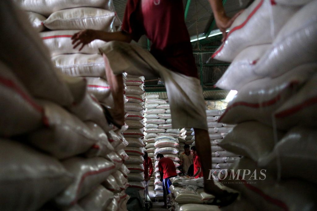 Kesibukan buruh menata beras yang baru tiba di Pasar Induk Beras Cipinang, Jakarta Timur, Sabtu (4/7/2020). Kementerian Pertanian meyakini hingga akhir tahun produksi beras dalam negeri bisa surplus hingga 6 juta ton. Target produksi beras dari musim tanam kedua diperkirakan mencapai 12,5 juta ton hingga 15 juta ton. Sementara, stok beras dalam negeri hingga Juni 2020 masih tersedia 7,49 juta ton. Ini akan melebihi kebutuhan nasional yang diperkirakan mencapai 15 juta ton hingga akhir tahun.