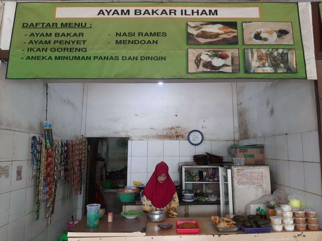 Pedagang UMKM menyiapkan makanan di Pojok Jajanan di Tip Top, Ciputat, Tangerang Selatan, Banten, Kamis (23/3/2023).