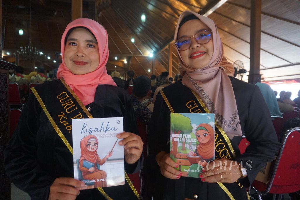 Sodiyah (kiri) dan Toyibah menunjukkan buku yang ditulisnya dalam acara Lokakarya 7 Panen Hasil Belajar Program Guru Penggerak Angkatan 9 Kabupaten Cilacap di Cilacap, Jawa Tengah, Selasa (23/4/2024). 