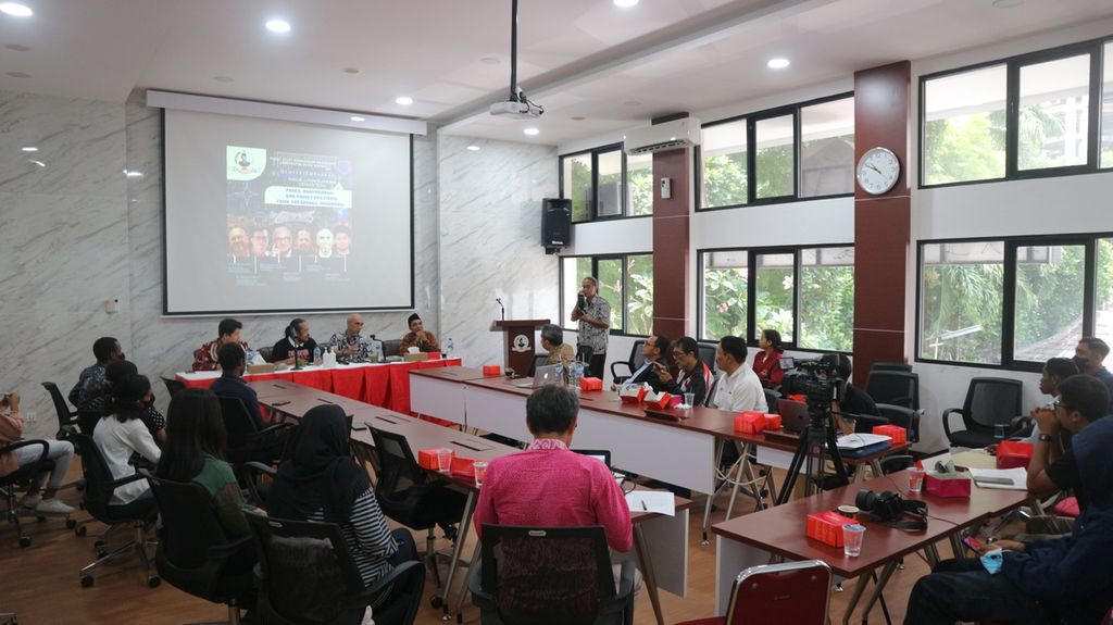 Suasana acara diskusi ilmiah dengan tema "Pasca Kanjuruhan, <i>Quo Vadis</i> Fanatisme Fans Sepak Bola Indonesia" di Universitas Bung Karno, Jumat (17/3/2023).