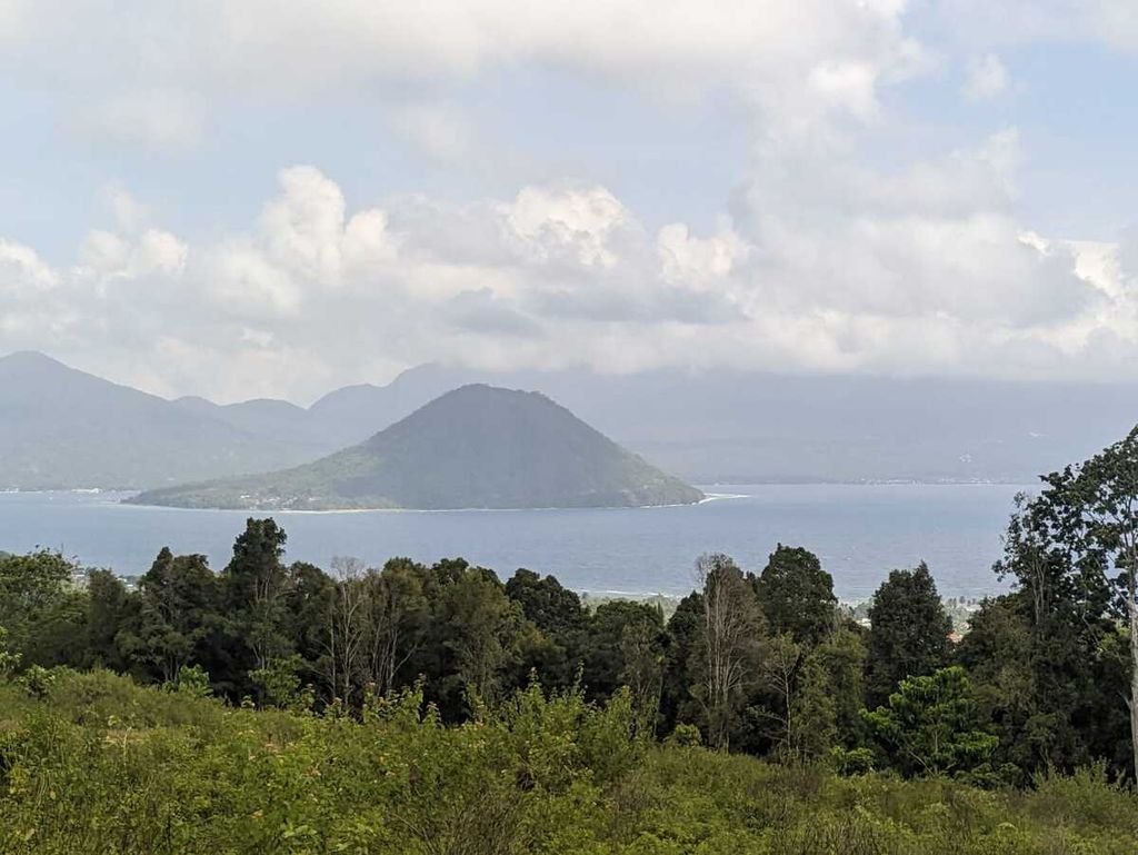 Hamparan pohon cengkeh dan pohon tropis lainnya di lereng gunung Gamalama, Ternate. Di seberang terlihat Pulau Maitara yang berada di Kepulauan Tidore, Jumat (6/10/2023).