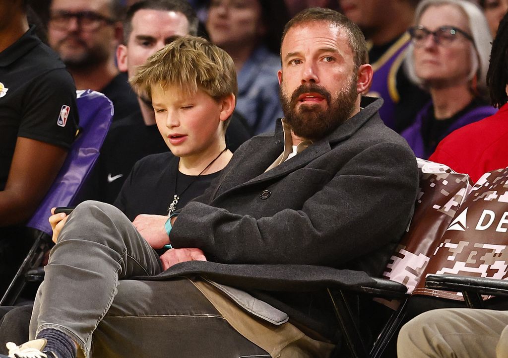  Aktor Hollywood, Ben Affleck, dan anaknya, Samuel Garner Affleck, menghadiri pertandingan bola basket antara Los Angeles Lakers dan Toronto Raptors di Crypto.com Arena di Los Angeles, California, Amerika Serikat, Minggu (10/11/2024).