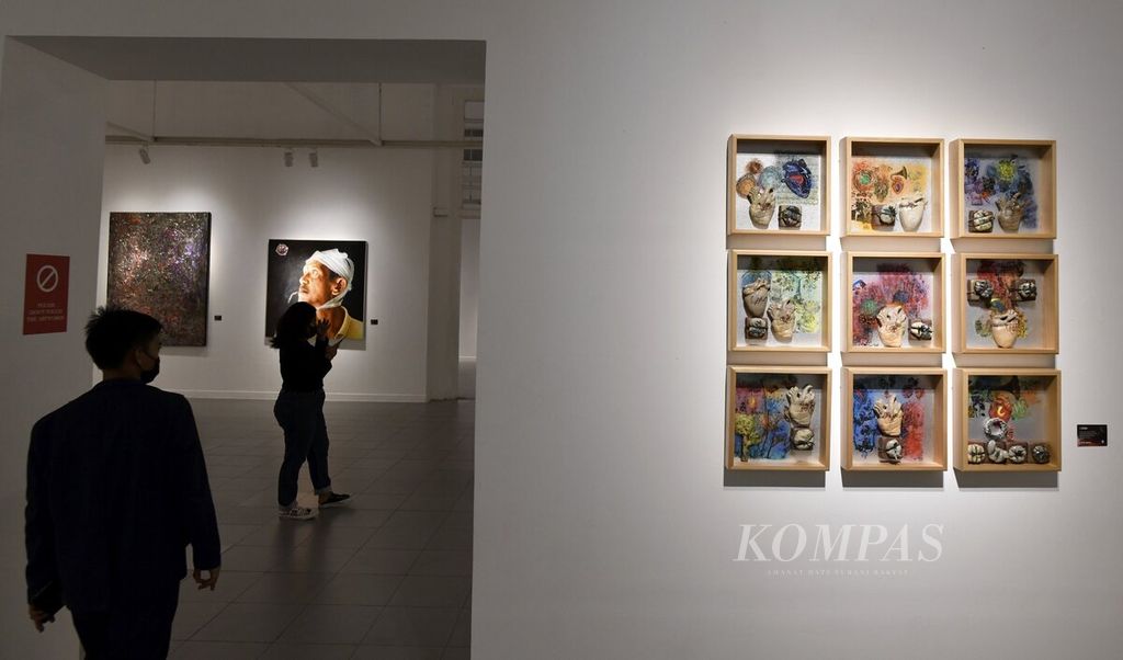 Pengunjung menikmati karya-karya dalam pameran seni rupa ”New Hope” di Galeri Nasional Indonesia, Jakarta, Senin (6/2/2023). Pameran tersebut menghadirkan 91 karya dari 30 perupa.