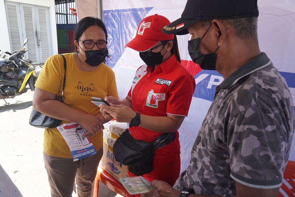 Petugas di gerai informasi MyPertamina membantu para pengendara mendaftarkan diri sebagai pengguna biosolar bersubsidi ataupun pertalite pada hari pertama uji coba Sistem Subsidi Tepat MyPertamina, Jumat (1/7/2022), di SPBU Politeknik, Kairagi, Manado, Sulawesi Utara.