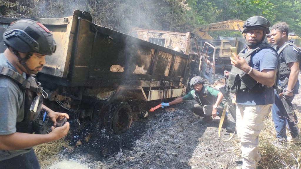 Proses olah tempat kejadian perkara kasus penyerangan 14 pekerja jalan oleh kelompok kriminal bersenjata di Kampung Mayerga, Kabupaten Teluk Bintuni, Papua Barat, Jumat (30/9/2022).