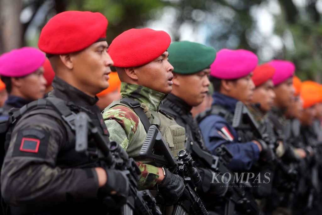 Defile pasukan TNI dalam rangka HUT Ke-77 TNI di Jalan Medan Merdeka Utara, Jakarta, Rabu (5/10/2022). Selain pasukan, digelar juga defile alat utama sistem persenjataan (alutsista) milik TNI. 