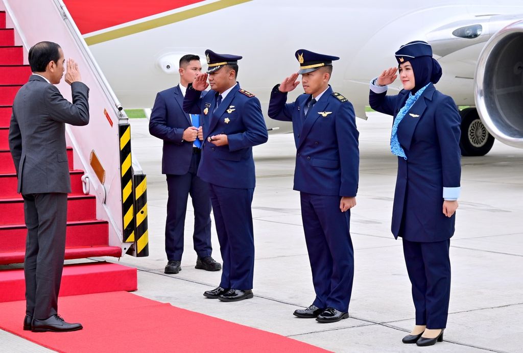 Presiden Joko Widodo beserta rombongan tiba di Pangkalan TNI Angkatan Udara Halim Perdanakusuma, Jakarta, Minggu (3/12/2023). 