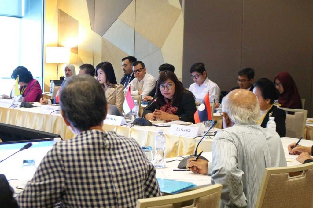 Wakil Indonesia di AICHR pada periode tahun 2019-2021 dan 2022-2024, Yuyun Wahyuningrum (ketiga dari kanan), mengikuti pertemuan AICHR di Bangkok, Thailand, pada 29 Juli 2019.