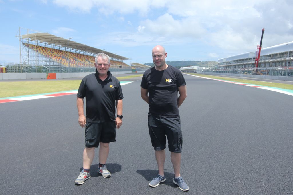The race track experts from consultant Roads Runways Racetracks or R3, David Woodward (left) and Campbell Waddell, became important figures in the re-paving of the Mandalika Circuit, West Nusa Tenggara, Friday (11/3/2022).