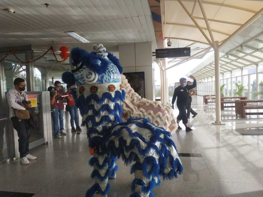 Pertunjukan barongsai di Stasiun LRT Velodrome, Jakarta Timur, Minggu (22/1/2023).