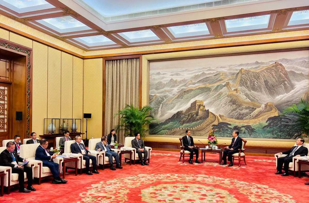 Presiden Joko Widodo melakukan pertemuan bilateral dengan Ketua Kongres Rakyat Nasional China Zhao Leji pada Rabu (18/10/2023) di Great Hall of The People, Beijing, China.