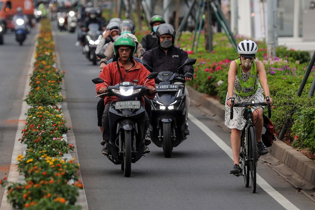 Pesepeda menggunakan masker saat melintas di Jalan Jenderal Sudirman, Jakarta, Senin (21/8/2023). Menteri Koordinator Bidang Kemaritiman dan Investasi Luhut Binsar Pandjaitan menyarankan warga untuk menggunakan masker di tengah kondisi polusi udara yang buruk di Jakarta dan sekitarnya.