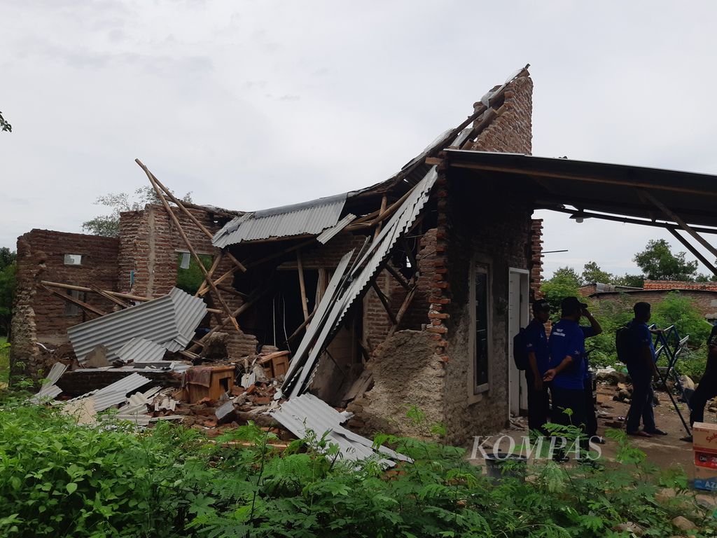 Kondisi rumah yang ambruk di Blok Surapandan, Kecamatan Harjamukti, Kota Cirebon, Jawa Barat, Rabu (26/10/2022). Rumah tersebut ambruk saat hujan deras melanda wilayah Cirebon, Selasa (25/10/2022) malam.