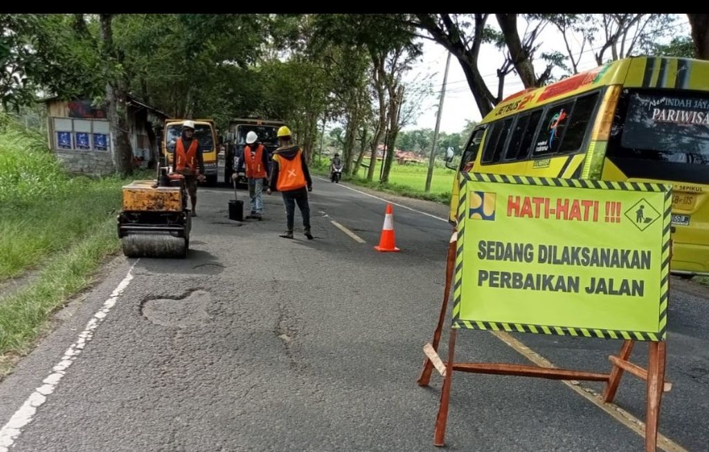 Petugas BBPJN Jatim memperbaiki jalan nasional di Trenggalek, Jawa Timur, Rabu (8/11/2022). 