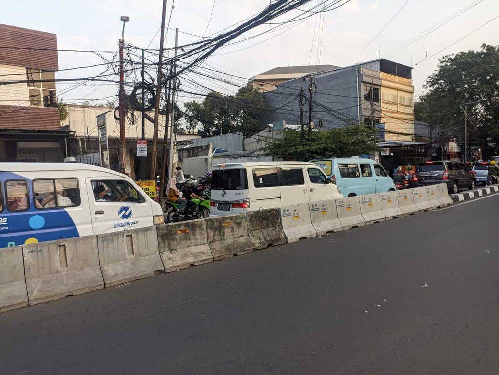 Persimpangan di Jalan Palmerah Utara I, Jakarta Barat, yang kerap digunakan untuk putar balik kendaraan kini ditutup pembatas beton pada Selasa (23/5/2023).